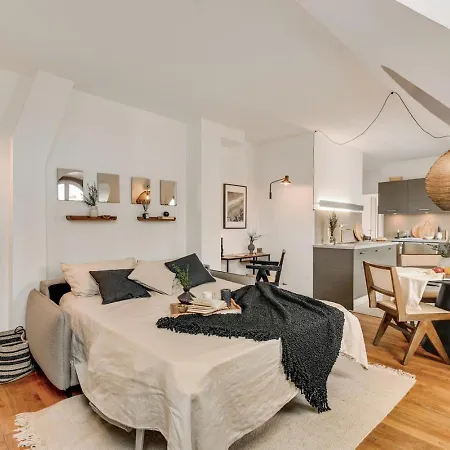 Castro - 1 A Champs De Mars Париж